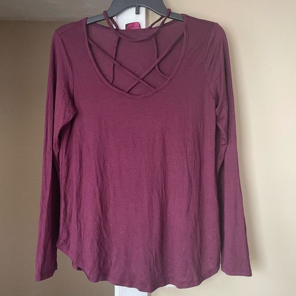🆕 Maroon Top w/Strappy Neck Design - Picture 3 of 8